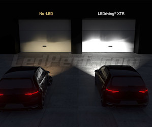 Phares de voiture comparaison avant et après installation des Osram H7 LED XTR devant porte de garage.